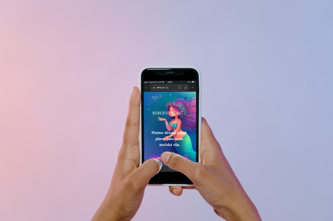 Mockups Finfarium mobil v ruce